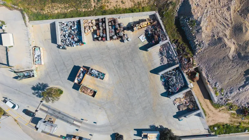 Vue aérienne de la zone de stockage des déchets inertes à ciel ouvert